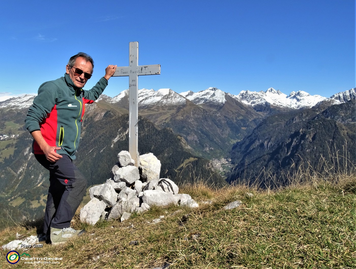 62 Alla croce di vetta del Pizzo Badine  (2044 m) vista panoramica verso le Orobie dell'alta Val Brembana.JPG